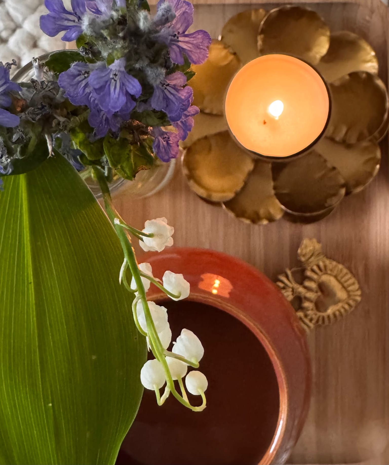Rituel - muguet et bougie dorée