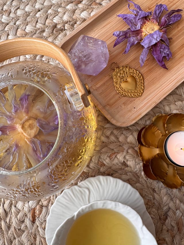 Préparation rituelle - tisane et objets sacrés