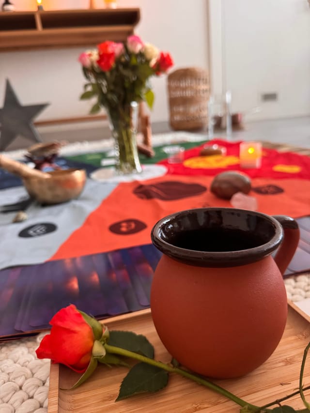 Mug de cacao sur l'autel